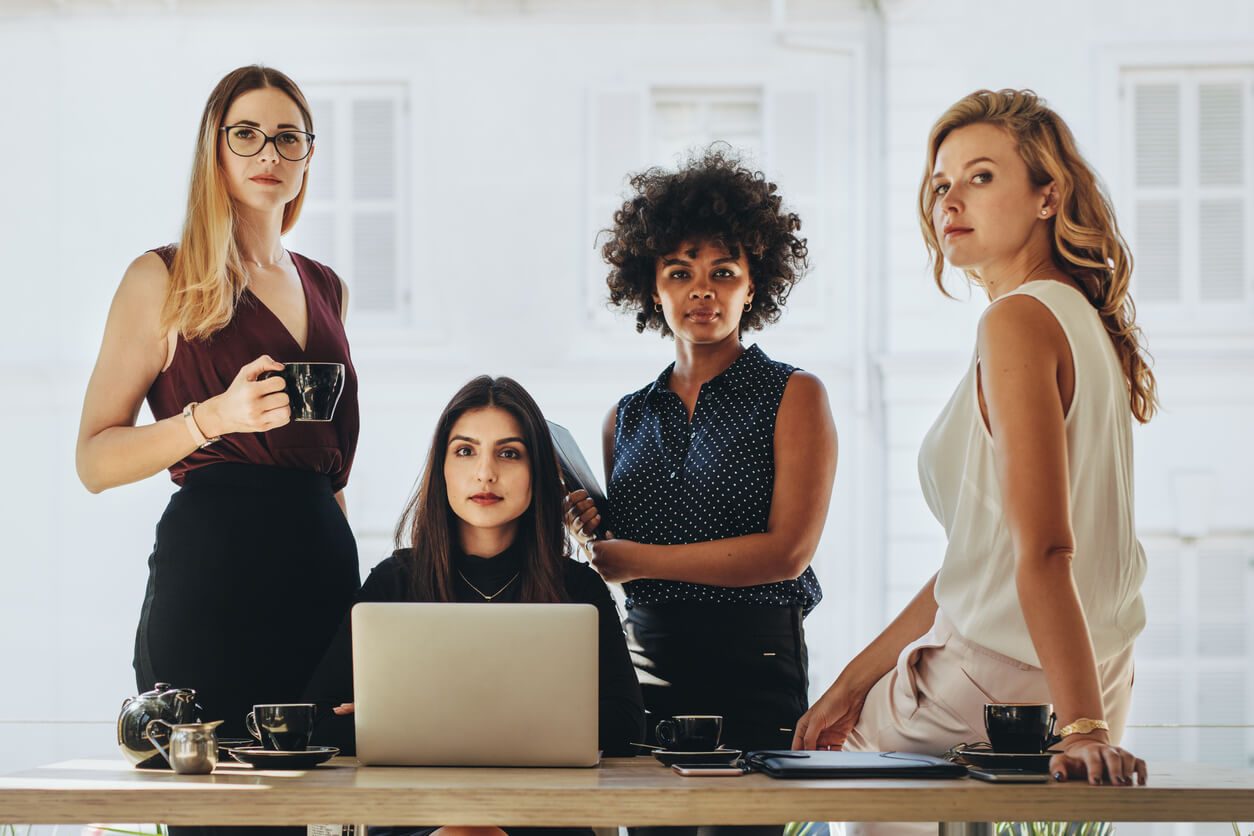 Mujeres con éxito en una oficina